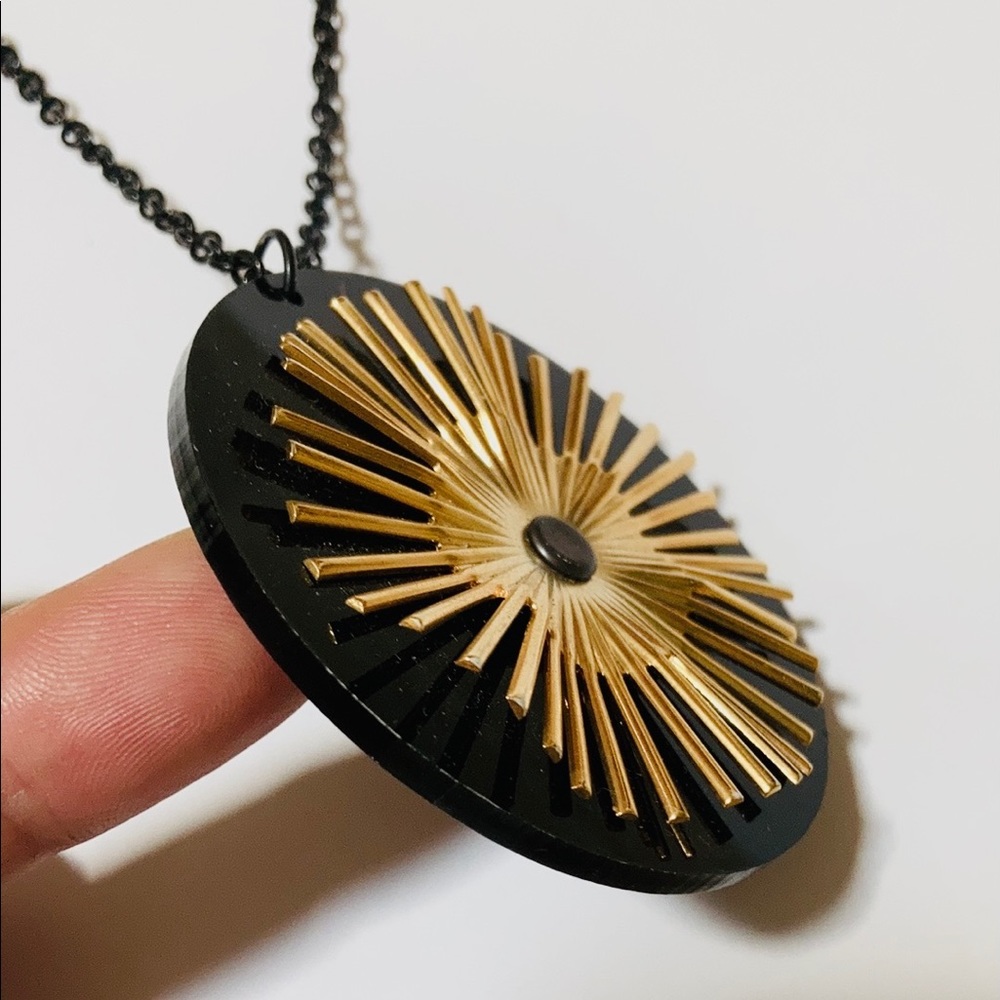 NWT handcrafted perspex pendant with gold spoke stamping on black chain - Picture 4 of 6